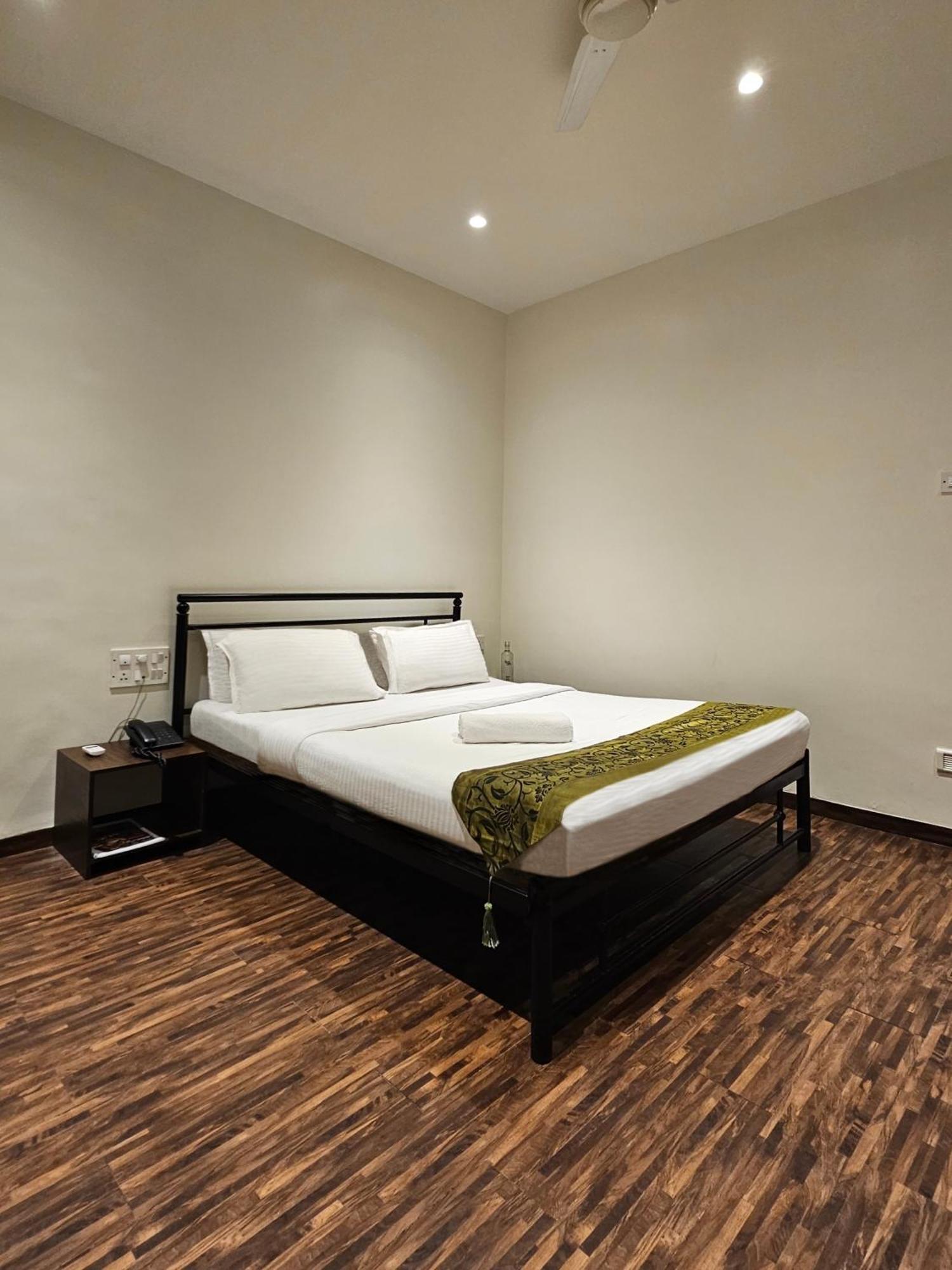 מומביי Hotel Kumkum מראה חיצוני תמונה