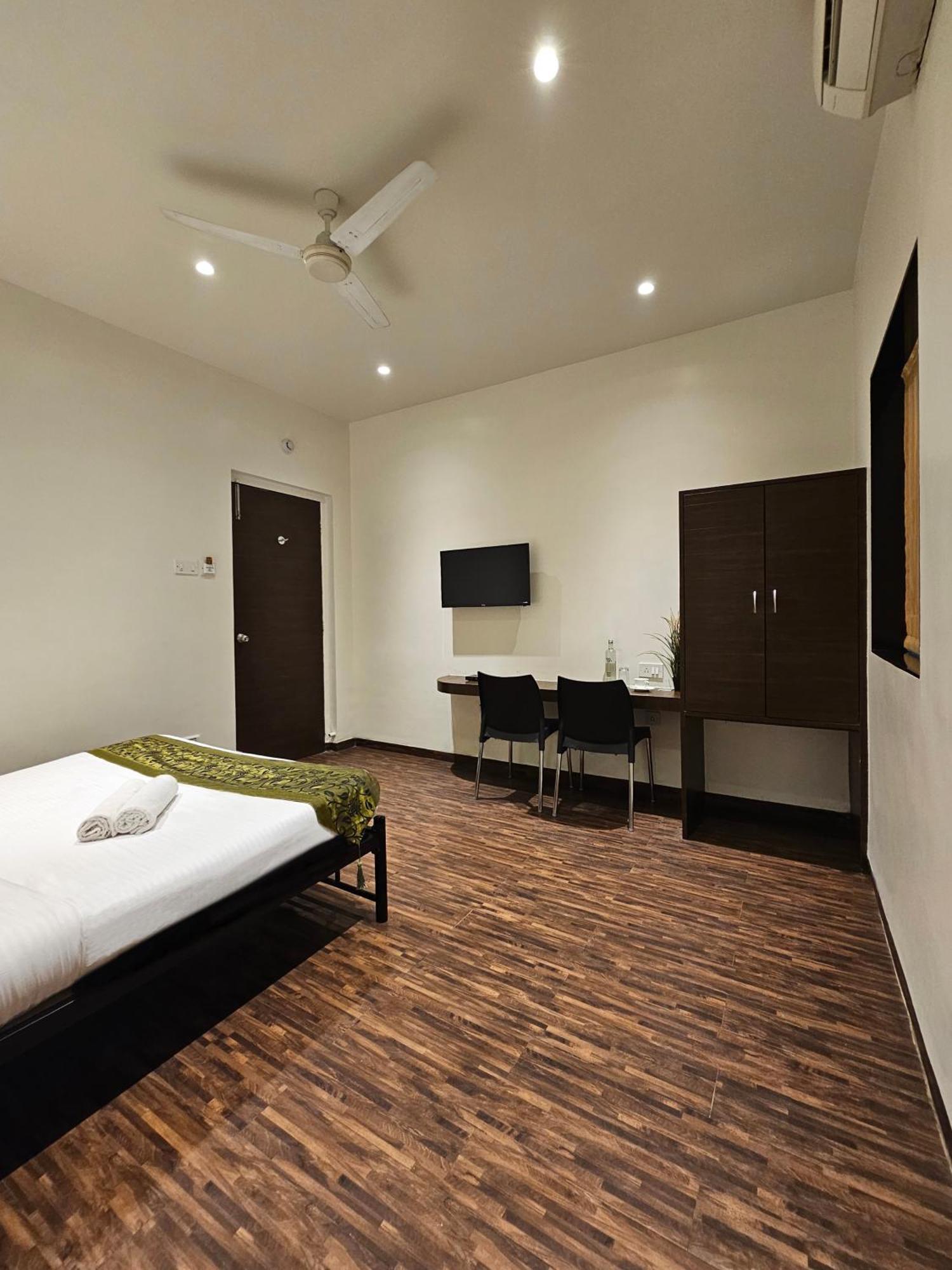 מומביי Hotel Kumkum מראה חיצוני תמונה