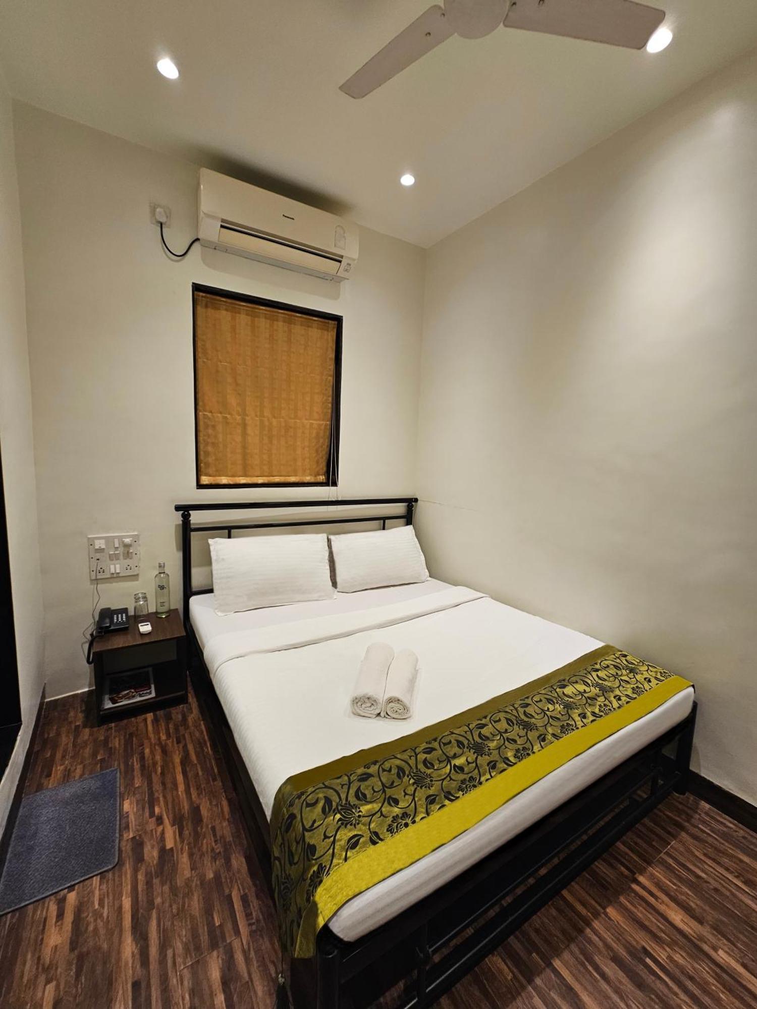 מומביי Hotel Kumkum מראה חיצוני תמונה