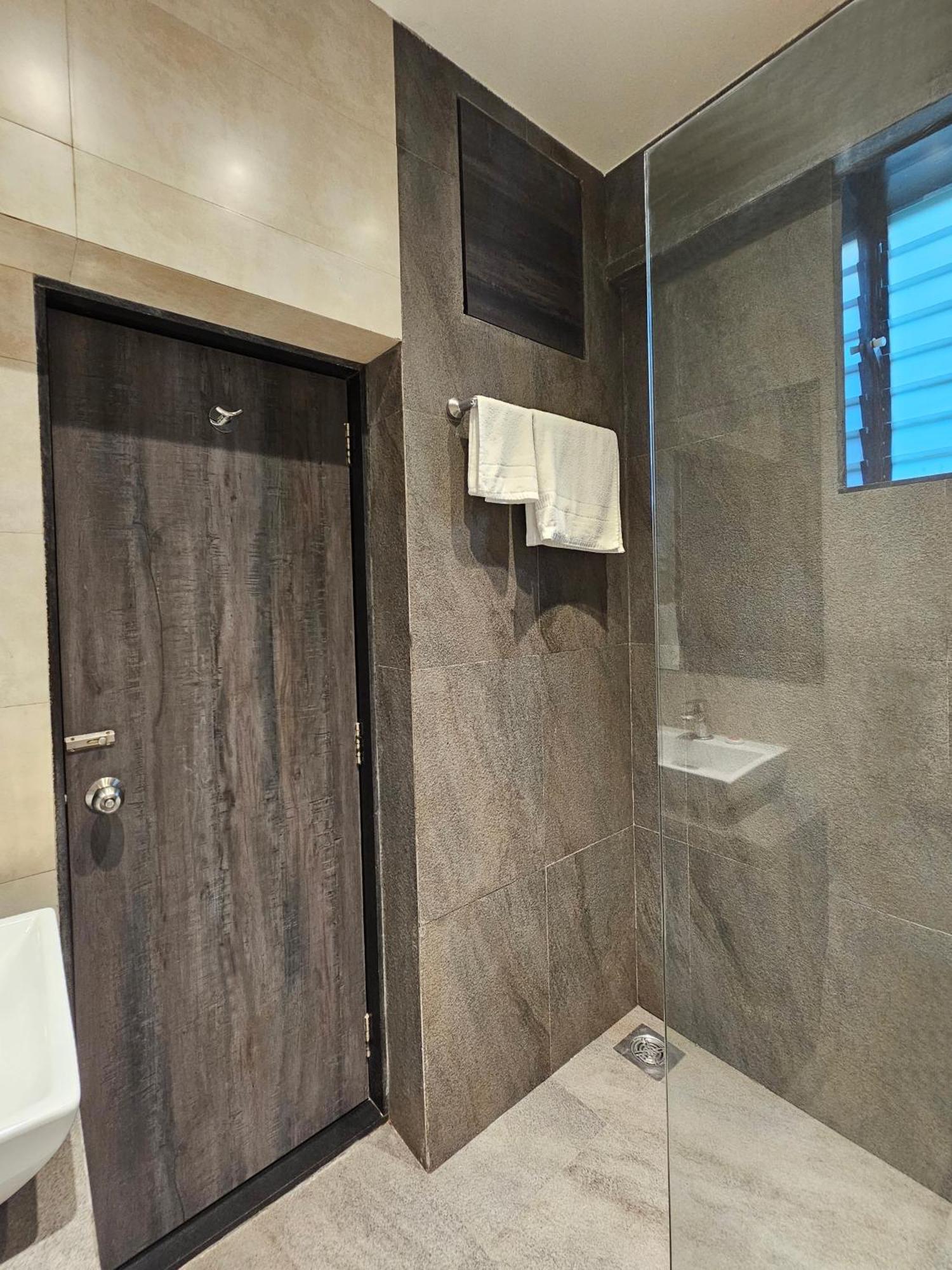 מומביי Hotel Kumkum מראה חיצוני תמונה