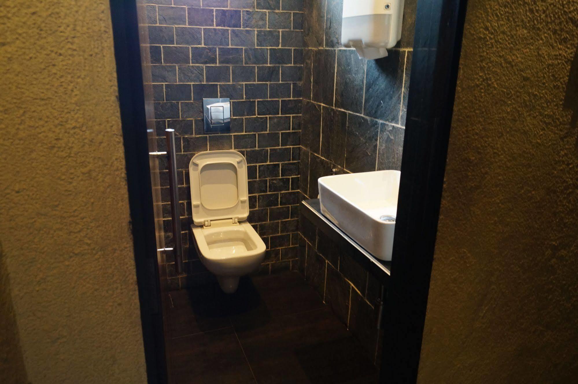 מומביי Hotel Kumkum מראה חיצוני תמונה